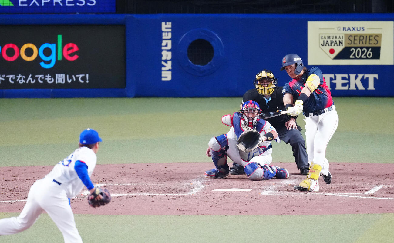 中日対日本　5回表日本1死満塁、適時打を放つ山本大。投手三浦（撮影・垰建太）