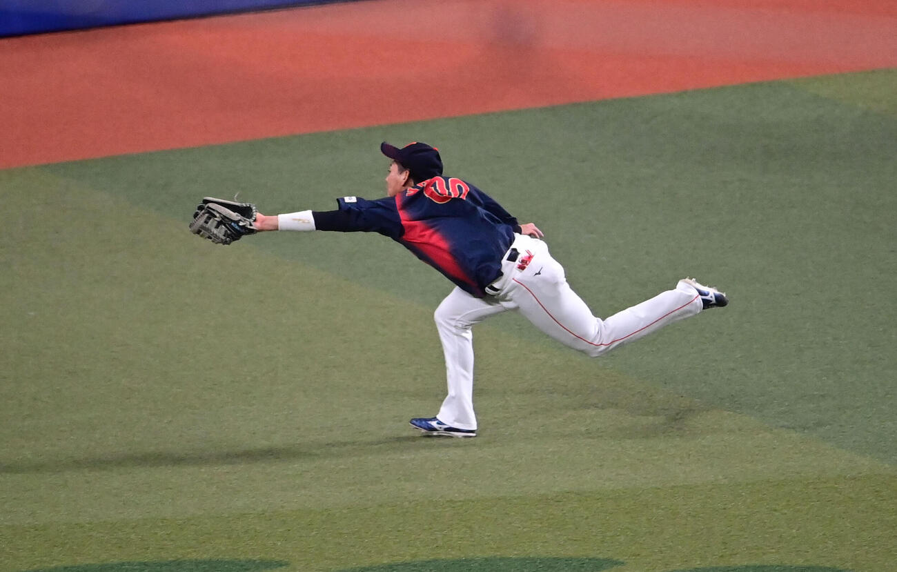 中日対日本　5回裏中日1死一塁、福永の飛球を好捕する仲田（撮影・森本幸一）