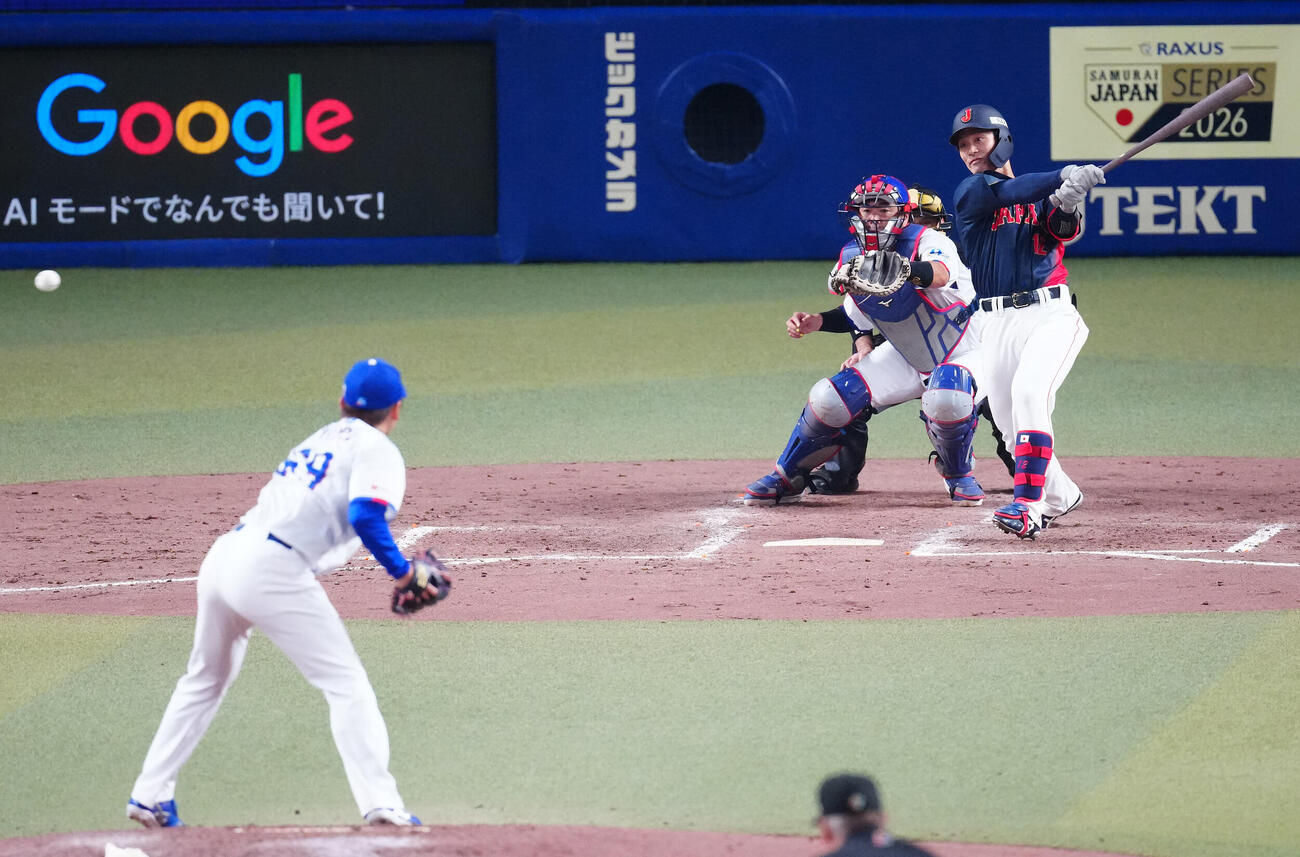 中日対日本　5回表日本1死一、二塁、適時打を放つ坂本。投手三浦（撮影・垰建太）