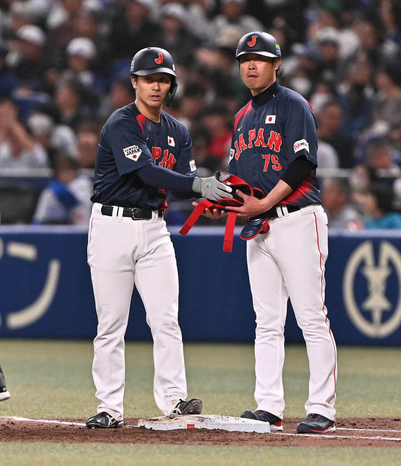中日対日本　5回表日本1死一、二塁、適時打を放った坂本（左）と亀井外野守備・走塁コーチ（撮影・滝沢徹郎）