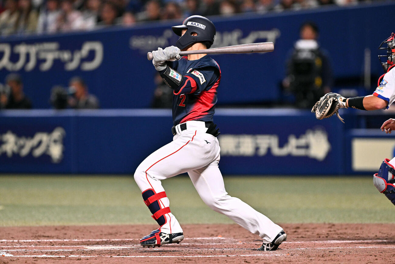 中日対日本　5回表日本1死一、二塁、坂本は右前適時打を放つ（撮影・滝沢徹郎）