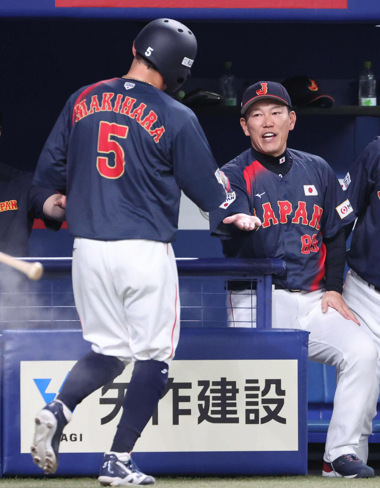 中日対日本　5回表日本1死一、二塁、坂本誠志郎の適時打で生還した牧原大成を迎える井端監督（撮影・西尾就之）