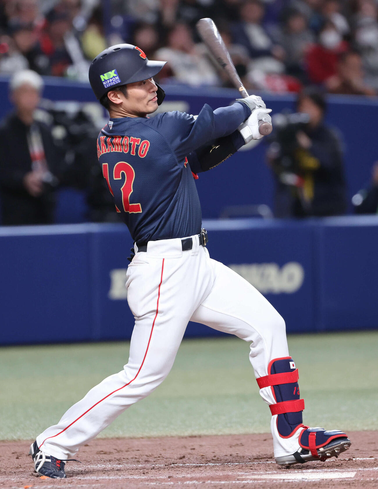 中日対日本　5回表日本1死一、二塁、坂本は右前適時打を放つ（撮影・西尾就之）