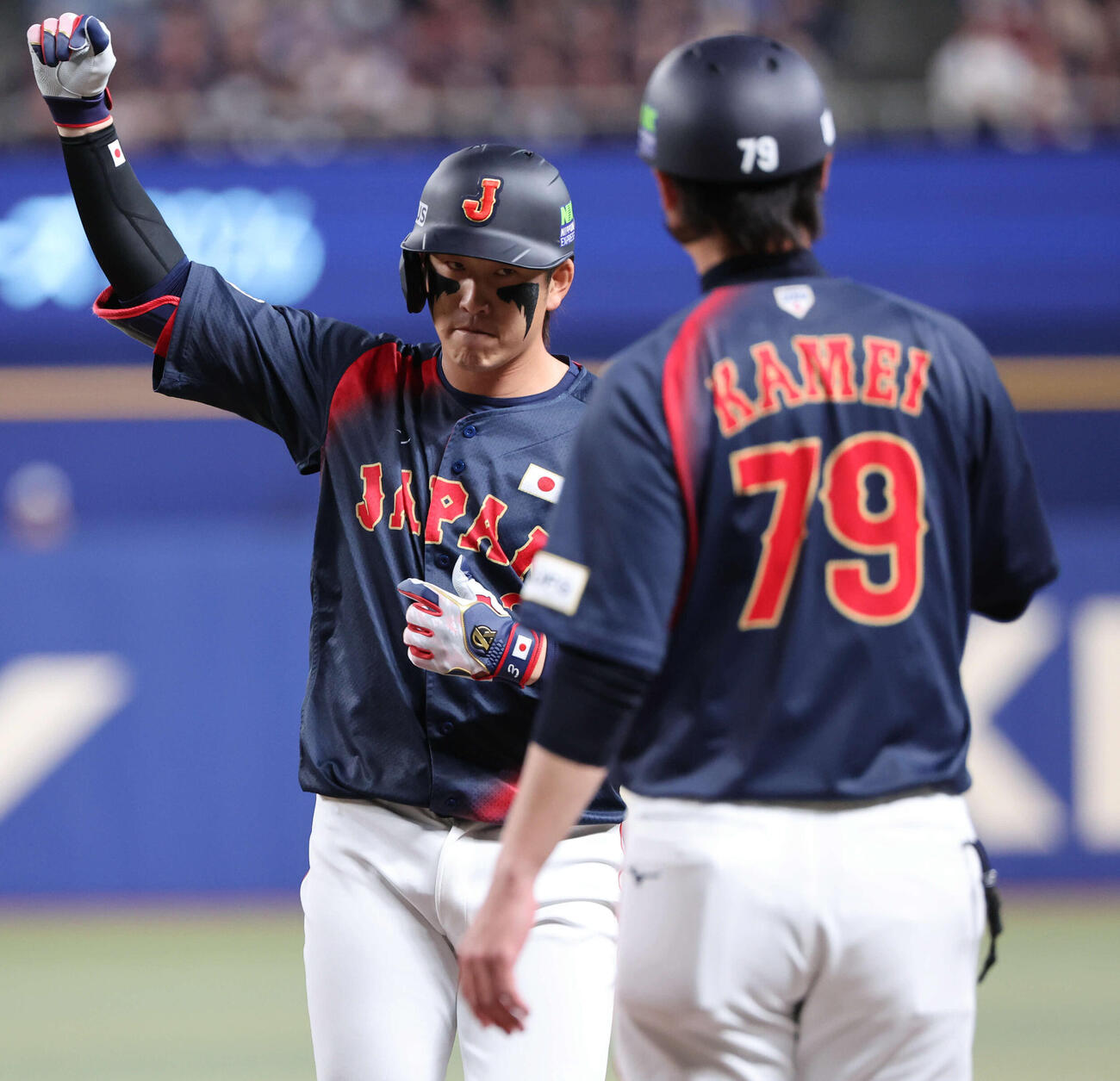 中日対日本5回表日本1死一、三塁、小園は中前に勝ち越し適時打を放ち一塁でガッツポーズ（撮影・西尾就之）