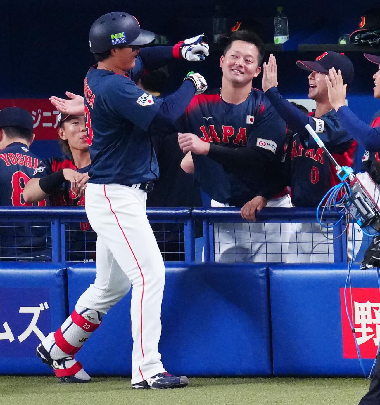 中日対日本　2回表日本無死、左越えソロ本塁打を放った森下（左）は牧（中央）らナインの出迎えを受ける（撮影・垰建太）
