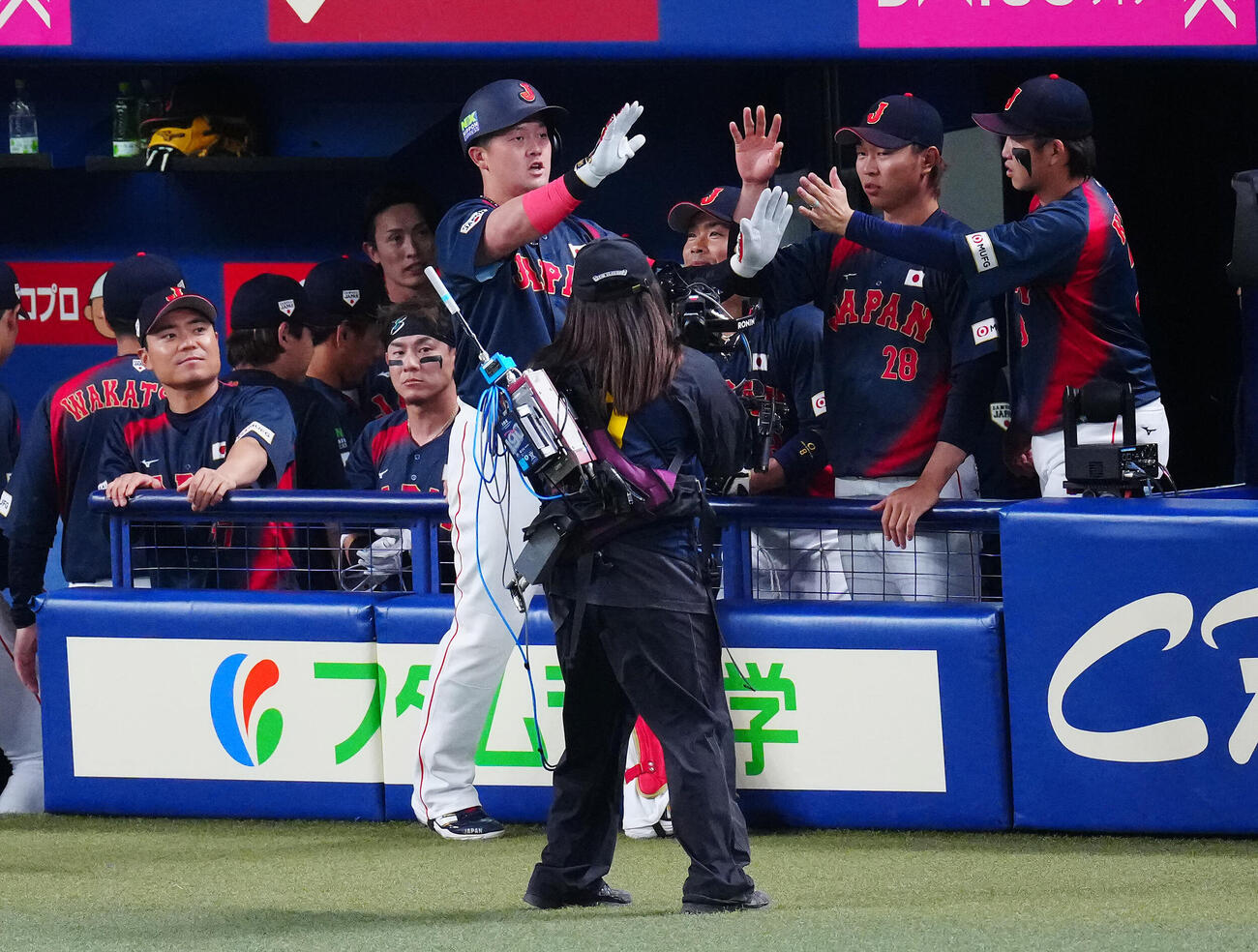 中日対日本　1回表日本2死、先制のソロ本塁打を放ち「デスターシャ」を決める牧（撮影・垰建太）