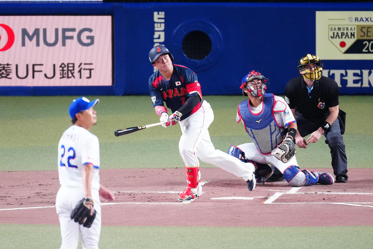 中日対日本　1回表日本2死、先制のソロ本塁打を放つ牧。投手大野（撮影・垰建太）