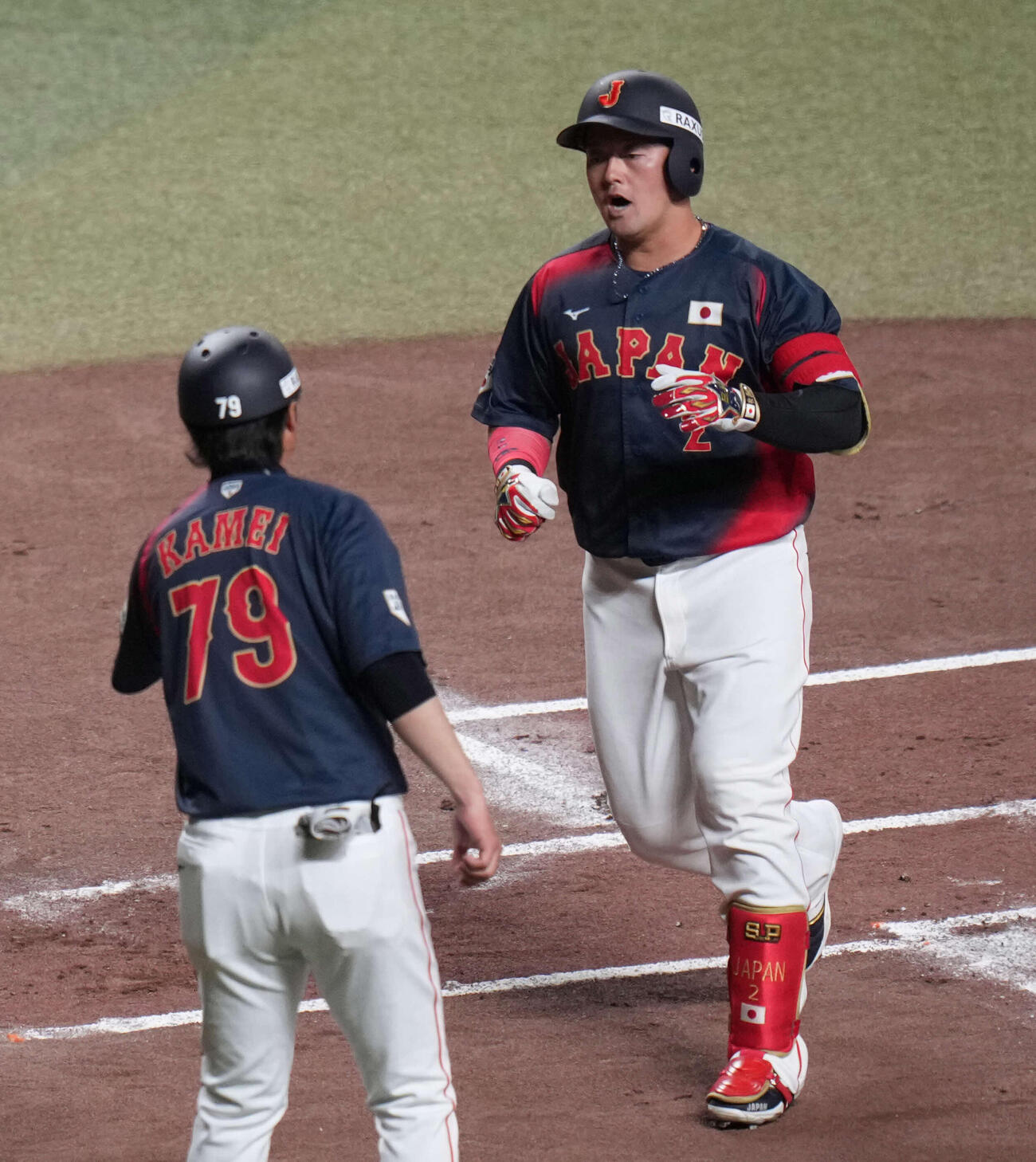 1回表日本2死、左越え本塁打を放つ牧（撮影・井上学）