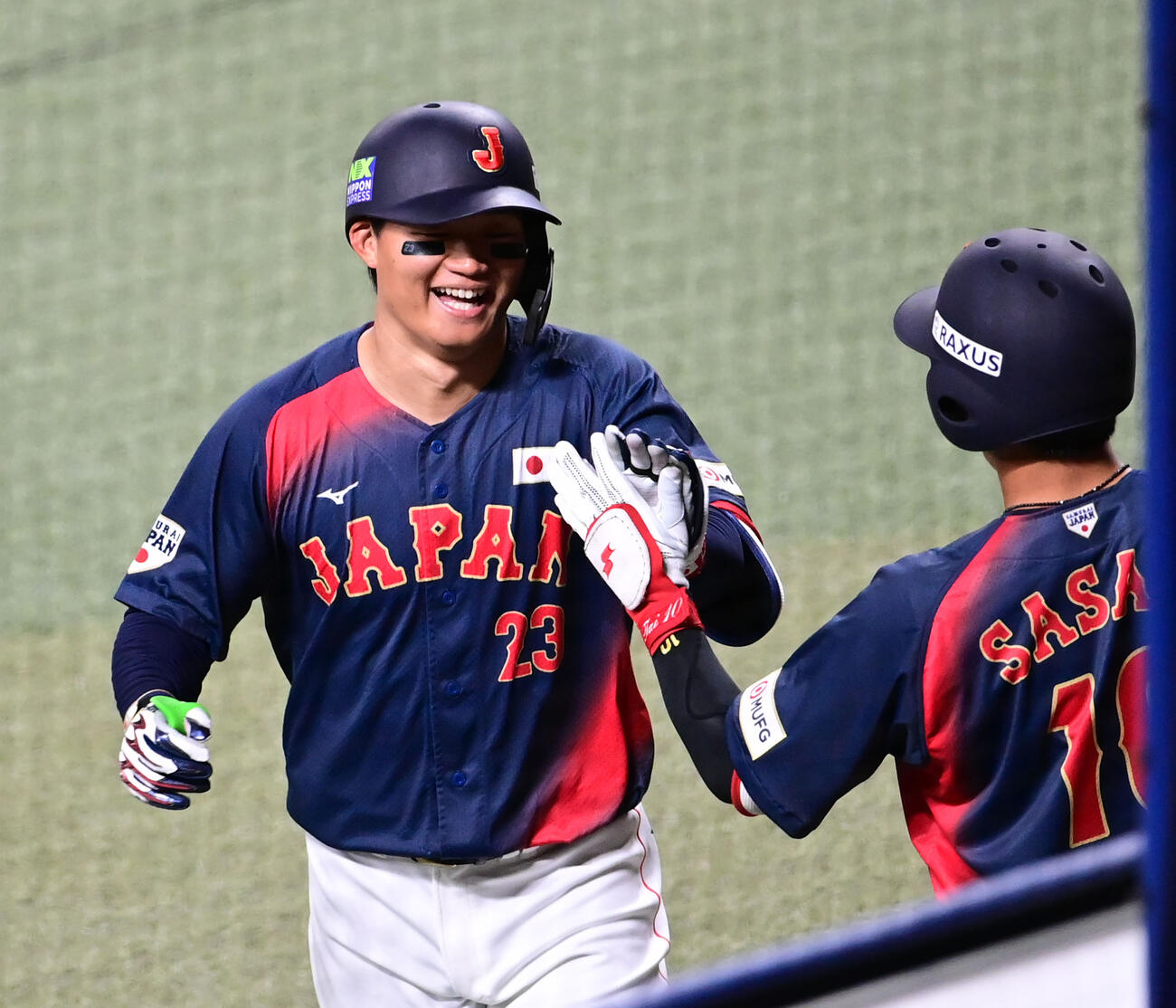 中日対日本　2回表日本無死、森下（左）は左越え本塁打を放ち生還する（撮影・森本幸一）