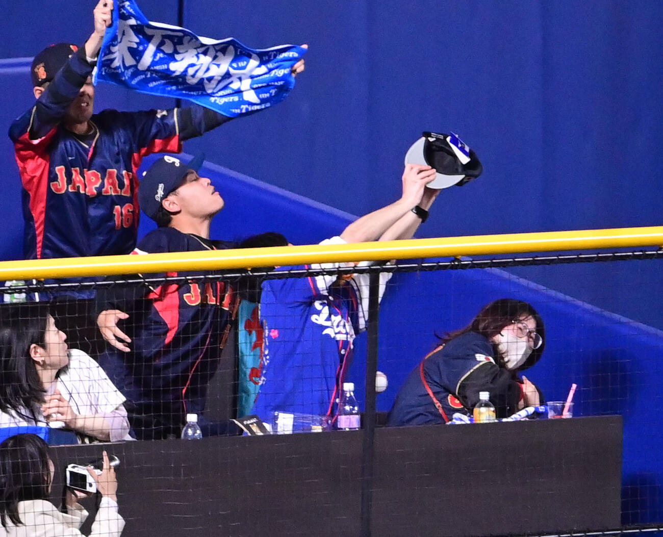 中日対日本　2回表日本無死、森下の左越え本塁打は新設されたホームランテラスに着弾（撮影・森本幸一）