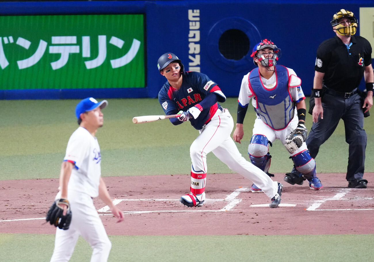 中日対日本　2回表日本無死、左越えソロ本塁打を放つ森下。投手大野（撮影・垰建太）
