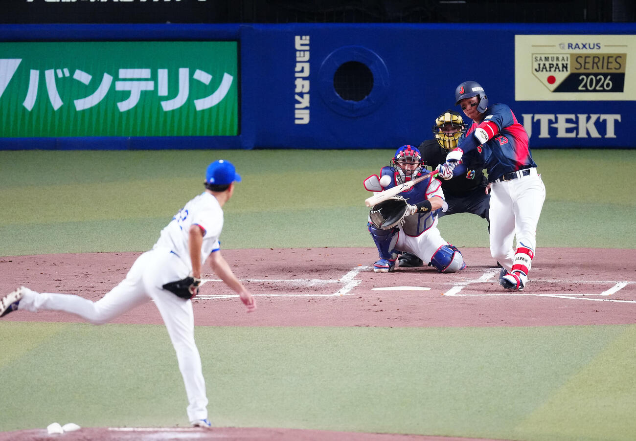 中日対日本　2回表日本無死、左越えソロ本塁打を放つ森下。投手大野（撮影・垰建太）