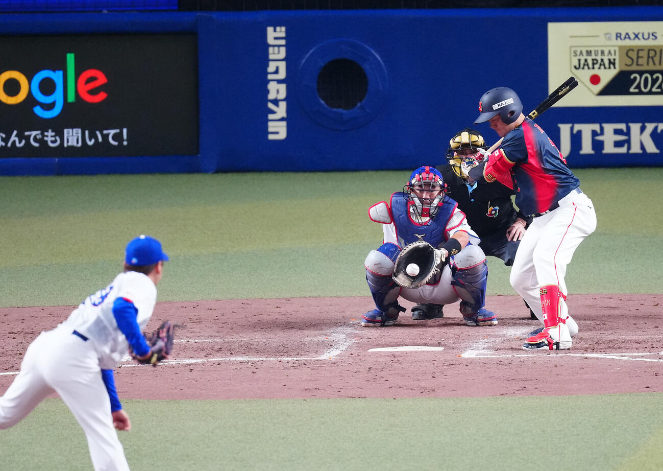 中日対日本　5回表日本1死満塁、押し出しの四球を選ぶ牧。投手三浦（撮影・垰建太）