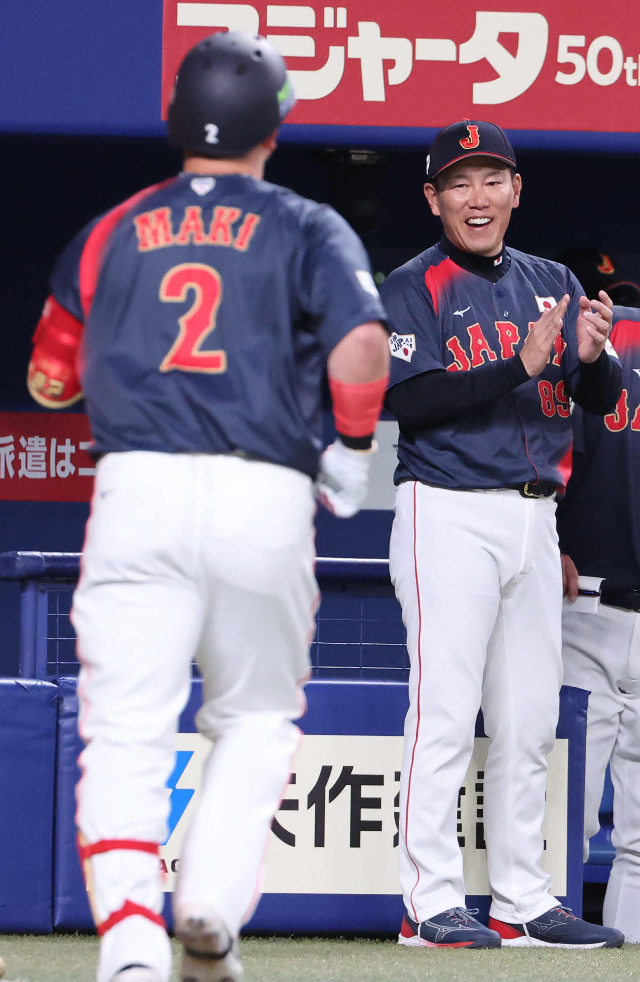 中日対日本　1回表日本2死、井端監督は先制本塁打の牧を出迎える（撮影・西尾就之）