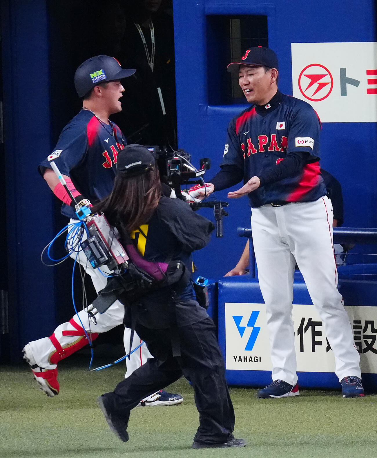 中日対日本　1回表日本2死、先制のソロ本塁打を放った牧（左）を出迎える井端監督（撮影・垰建太）