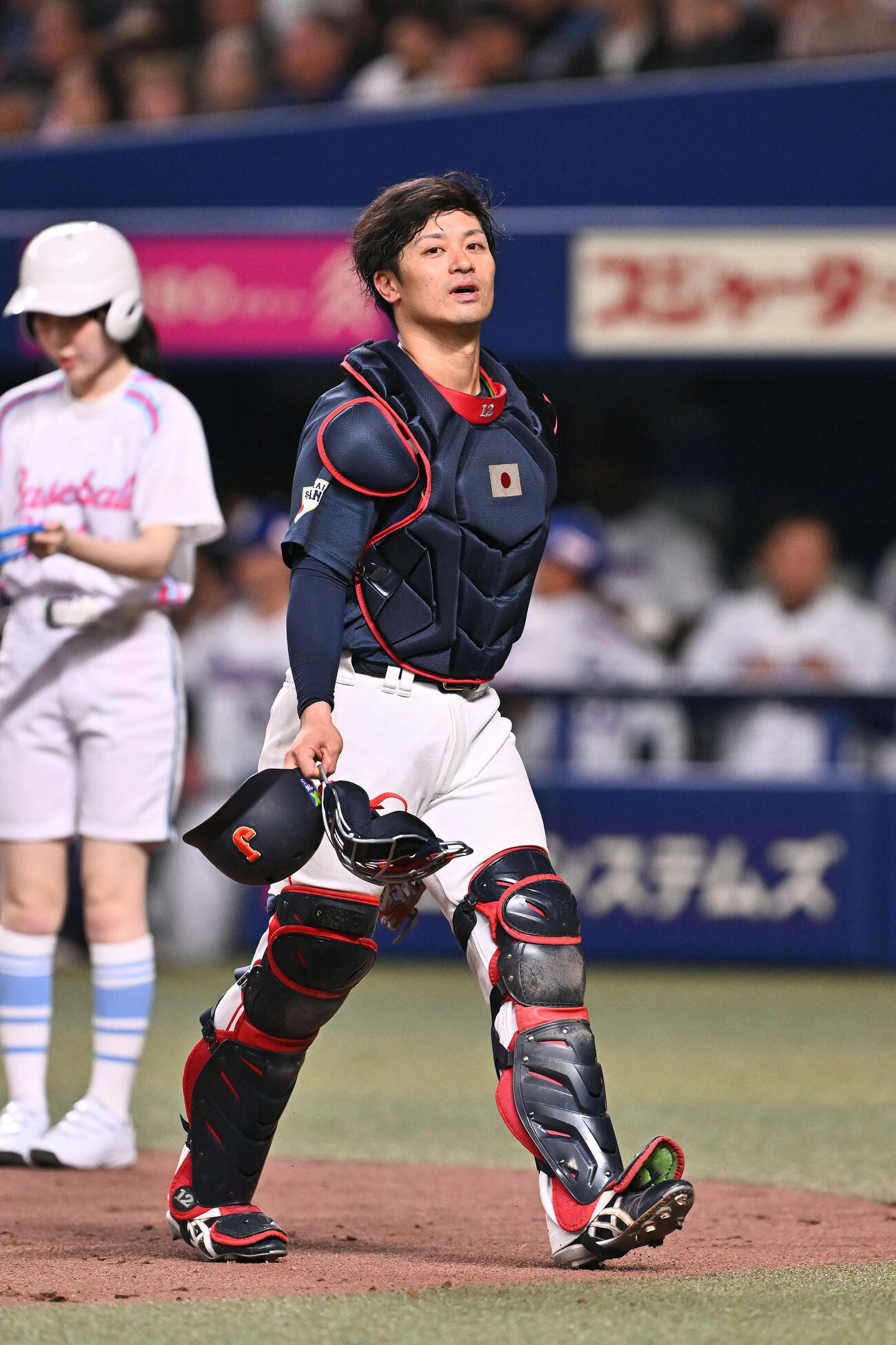 中日対日本　6回裏の守備を終え引き揚げる坂本（撮影・滝沢徹郎）