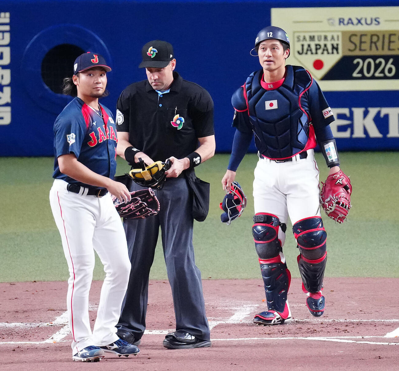 中日対日本　1回裏中日1死一、三塁、細川の犠飛で失点を許す坂本（右）と伊藤（撮影・垰建太）
