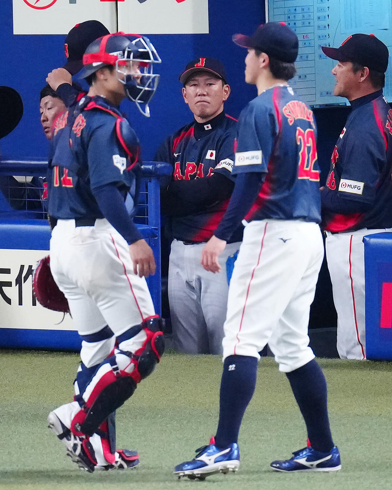 中日対日本　4回裏を終え失点した隅田（手前右）と坂本のバッテリーを見つめる井端監督（撮影・垰建太）
