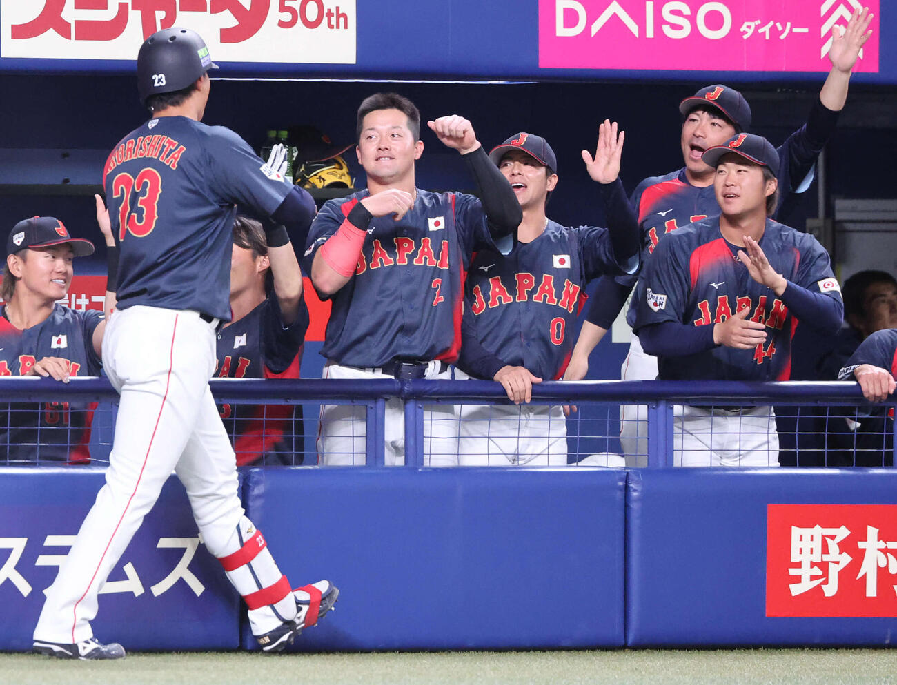中日対日本　2回表日本無死、勝ち越し本塁打の森下はナインの祝福を受ける（撮影・西尾就之）