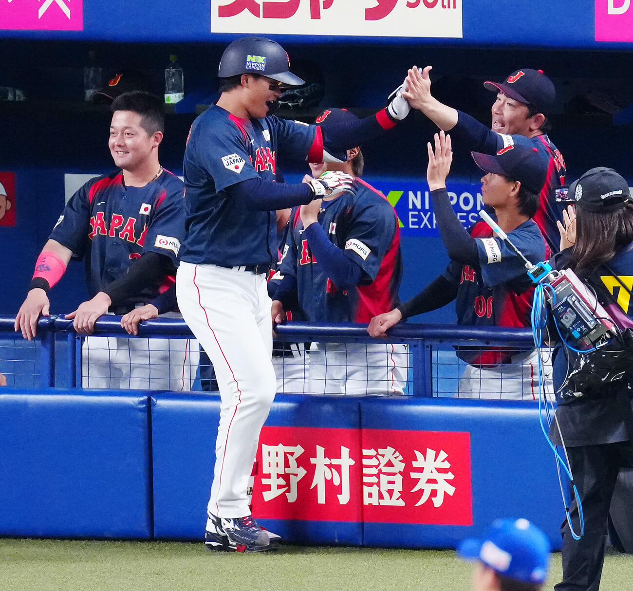 中日対日本　2回表日本無死、左越えソロ本塁打を放った森下（中央）は牧（左）らナインの出迎えを受ける（撮影・垰建太）