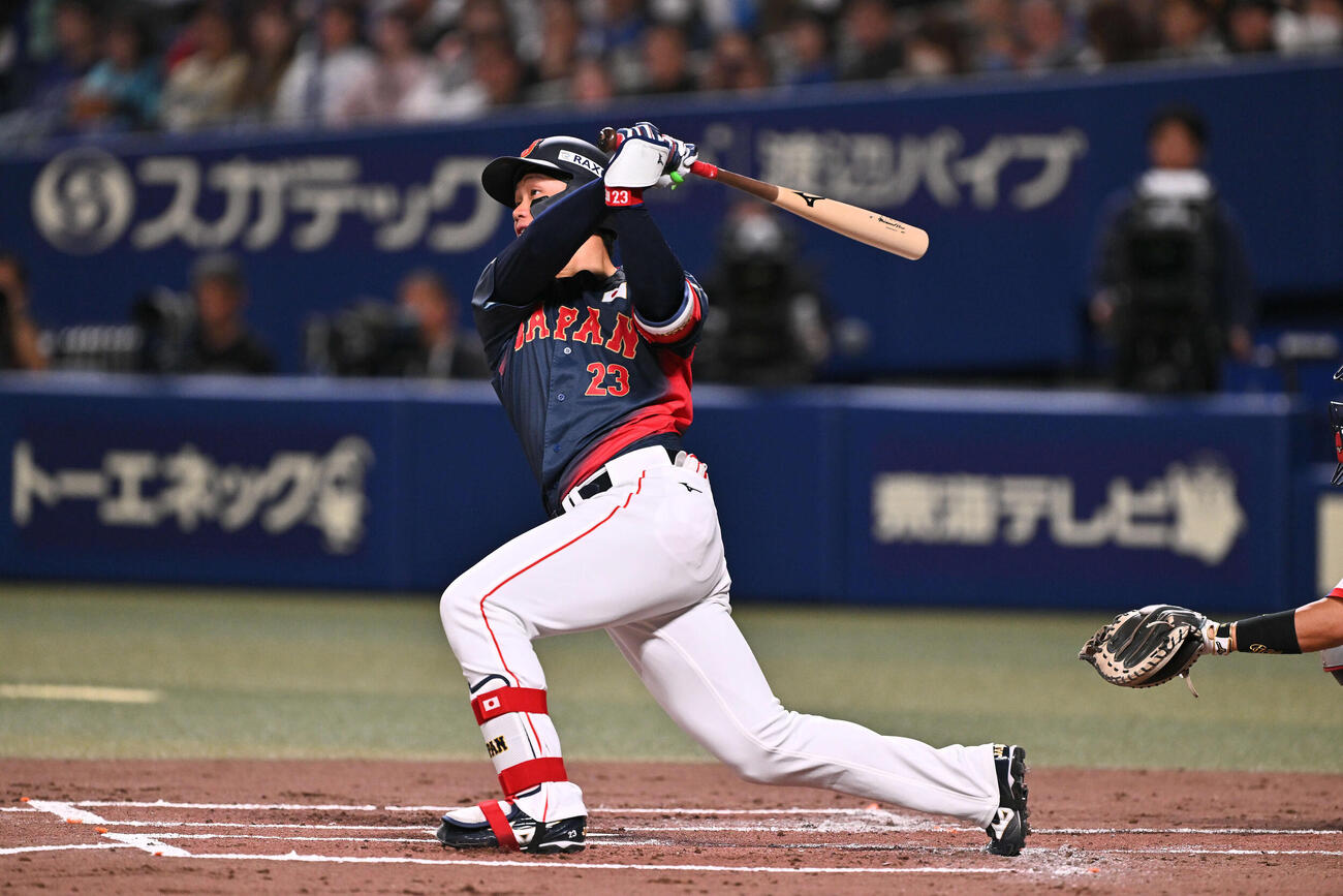 中日対日本　2回表日本無死、森下は左越えソロ本塁打を放つ（撮影・滝沢徹郎）