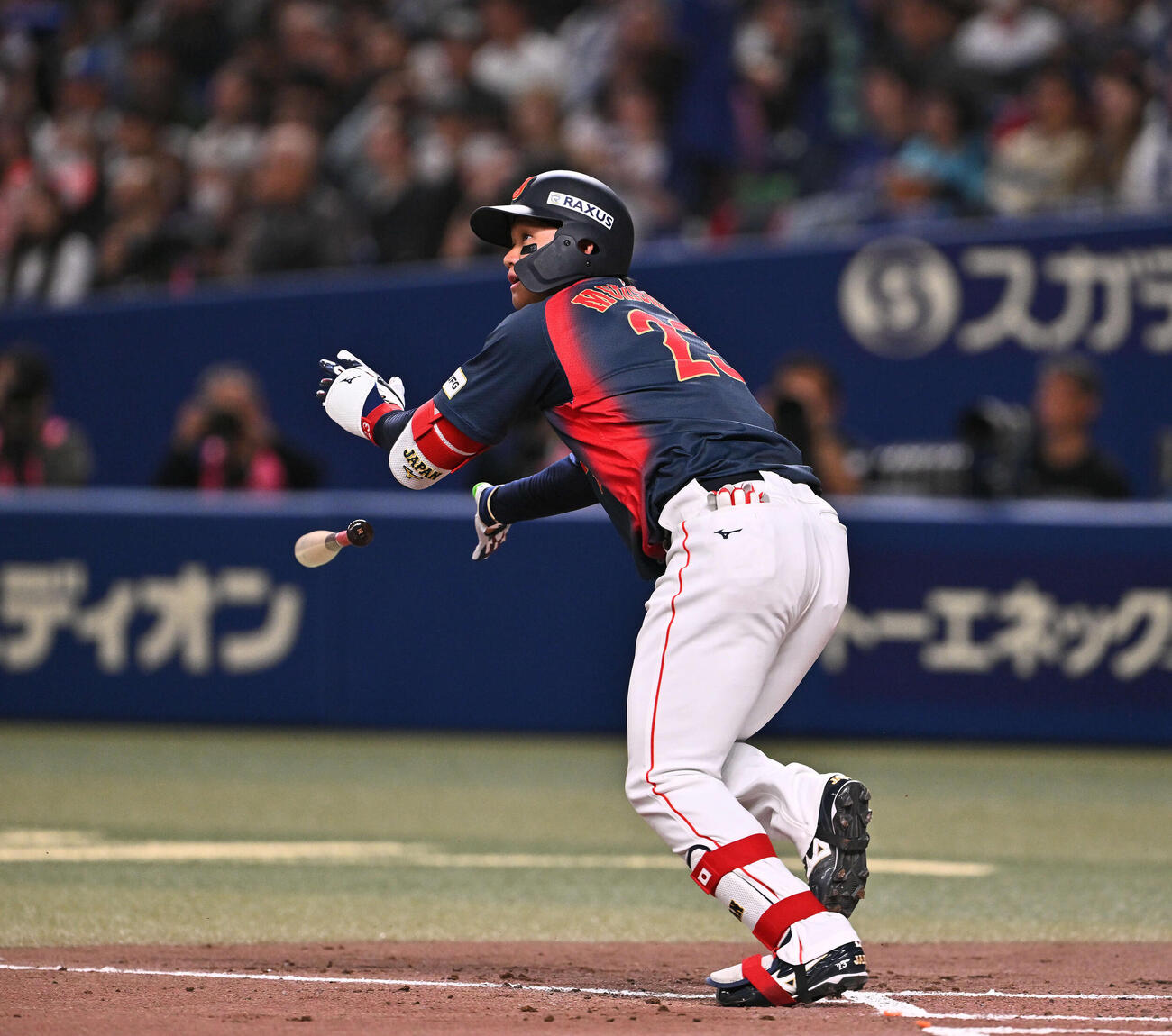 中日対日本　2回表日本無死、森下は左越えソロ本塁打を放つ（撮影・滝沢徹郎）