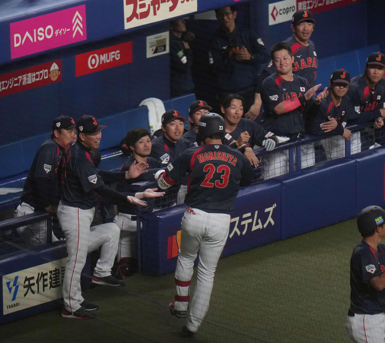 中日対日本　2回表日本無死、本塁打を放った森下手前）は井端監督（左から2人目）らの出迎えを受ける（撮影・井上学）