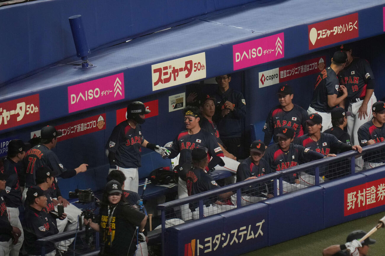 中日対日本　2回表日本無死、本塁打を放った森下（中央）はナインの出迎えを受ける（撮影・井上学）
