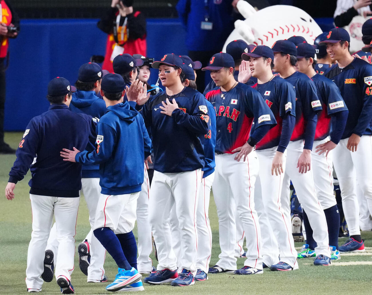 中日対日本　中日に勝利しタッチを交わす森下（中央）らナイン（撮影・垰建太）
