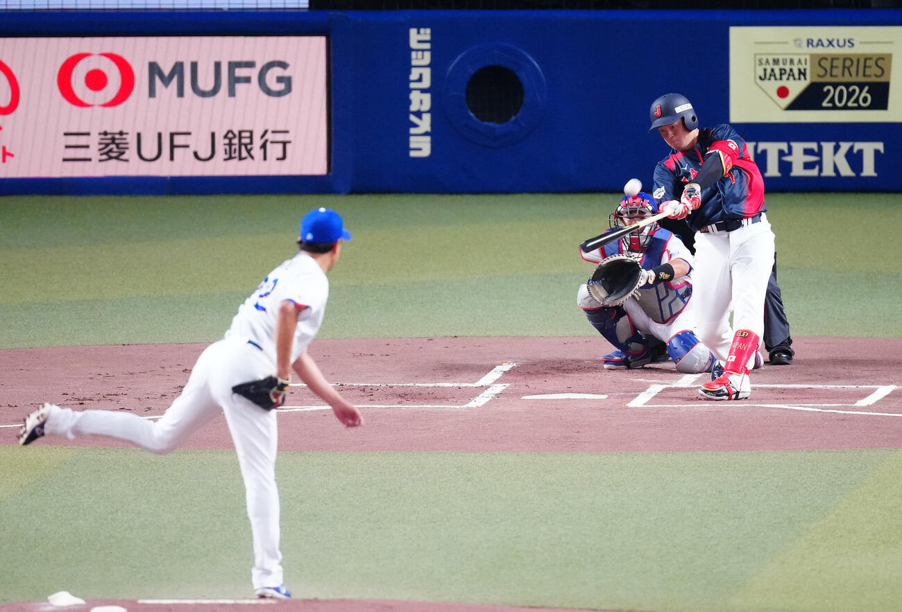 中日対日本　1回表日本2死、先制のソロ本塁打を放つ牧。投手大野（撮影・垰建太）
