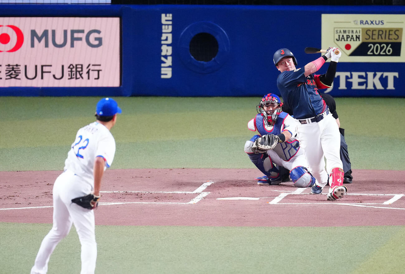 中日対日本　1回表日本2死、先制のソロ本塁打を放つ牧。投手大野（撮影・垰建太）
