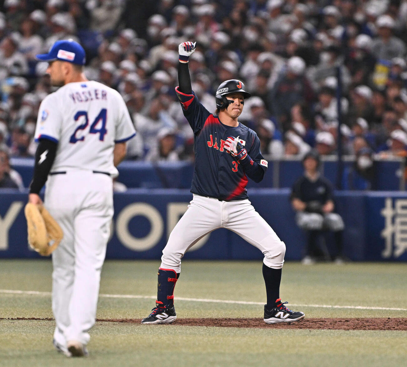 中日対日本　5回表日本1死一、二塁、小園は適時打を放ちポーズを決める（撮影・滝沢徹郎）