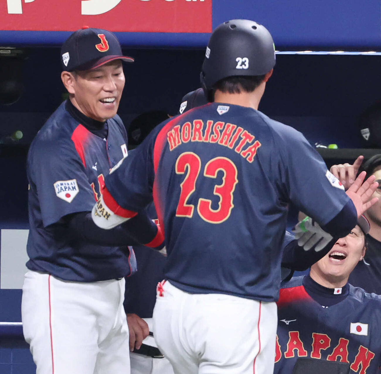 中日対日本　2回表日本無死、井端監督は勝ち越し本塁打の森下を出迎える（撮影・西尾就之）