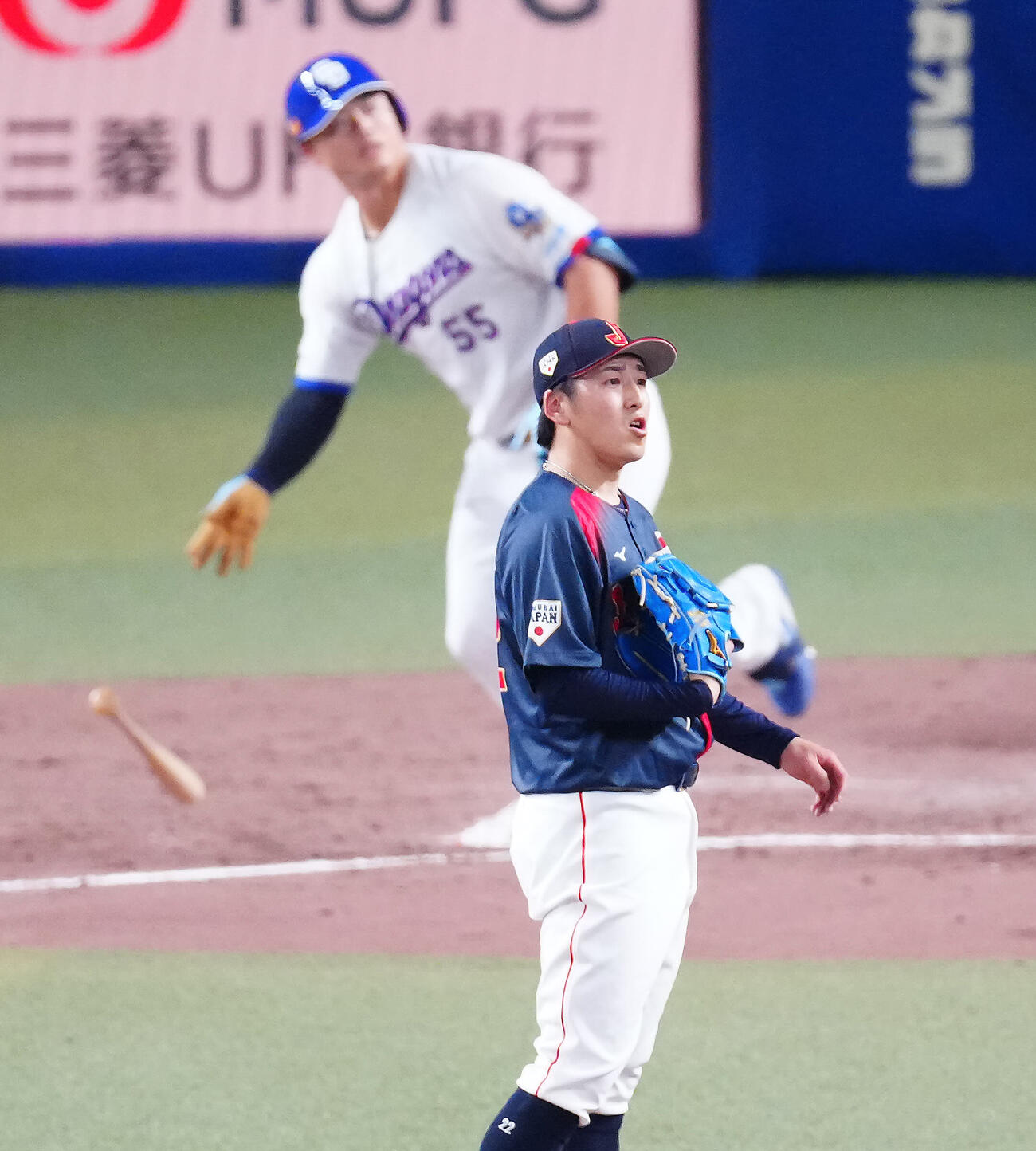 中日対日本　4回裏中日無死、細川（後方）にソロ本塁打を浴びる隅田（撮影・垰建太）