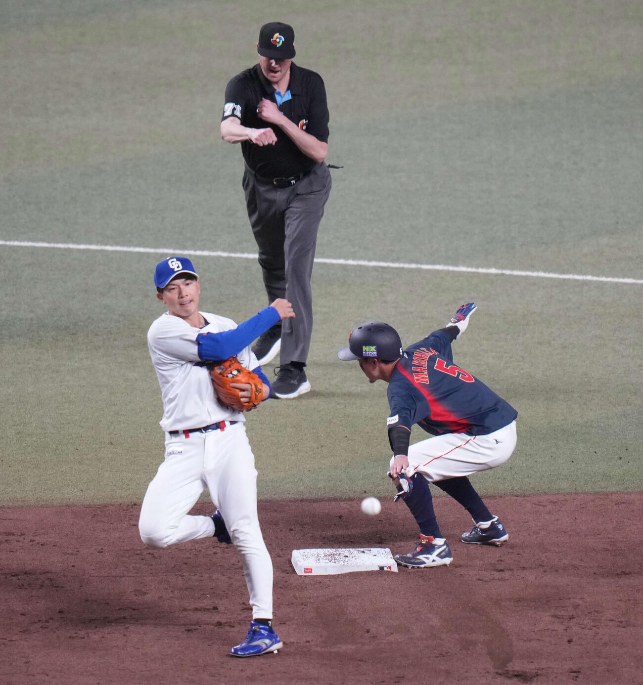中日対日本　5回表日本無死一塁、セーフをアビールする牧原（撮影・井上学）
