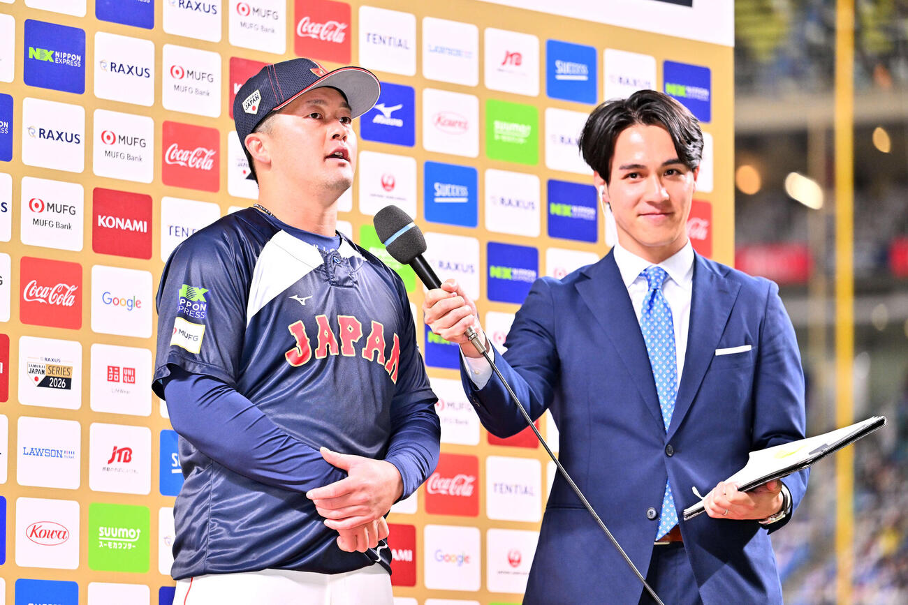 中日対日本　ヒーローインタビューを受ける牧（撮影・滝沢徹郎）
