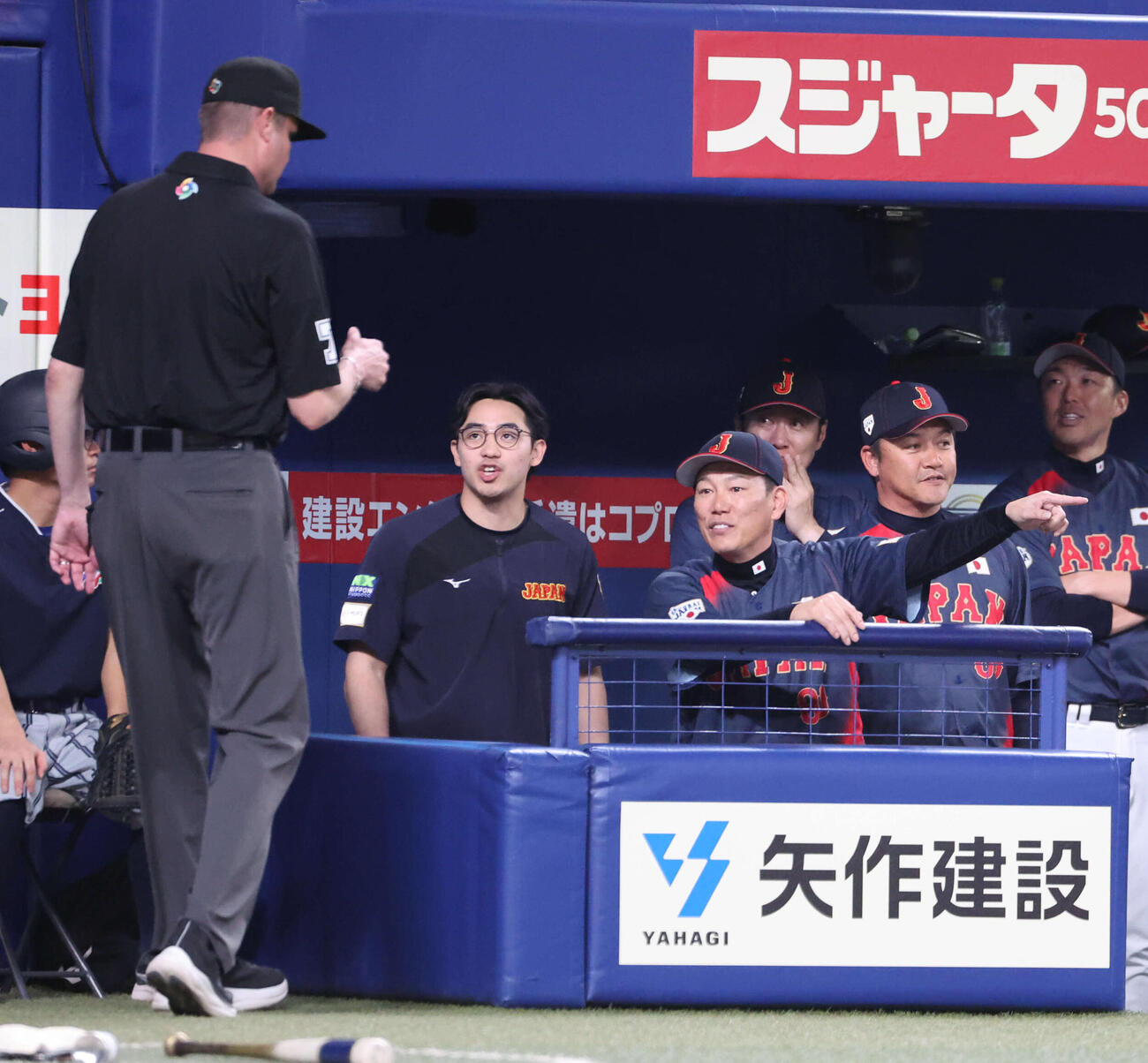 中日対日本　5回表日本無死一塁、佐々木の補ゴロで一走が二封との判定にリクエストする井端監督（撮影・西尾就之）