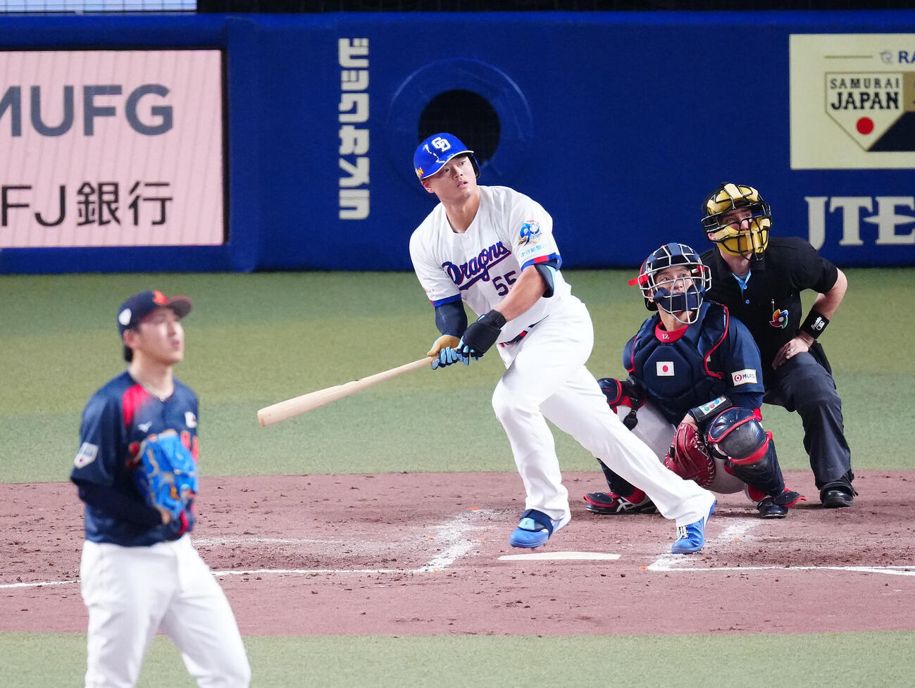 中日対日本　4回裏中日無死、左越えソロ本塁打を放つ細川。投手隅田（撮影・垰建太）