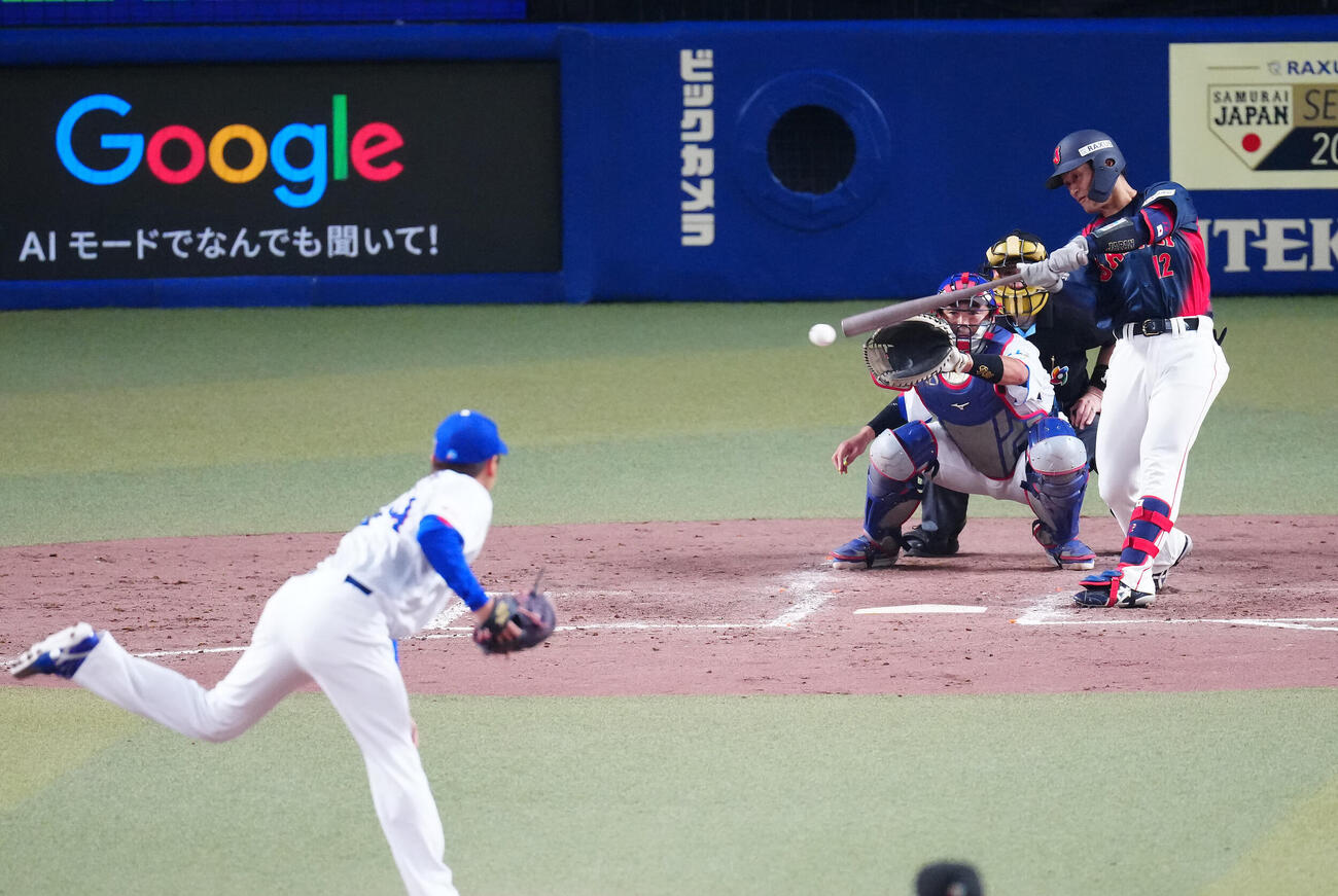 中日対日本　5回表日本1死一、二塁、適時打を放つ坂本。投手三浦（撮影・垰建太）