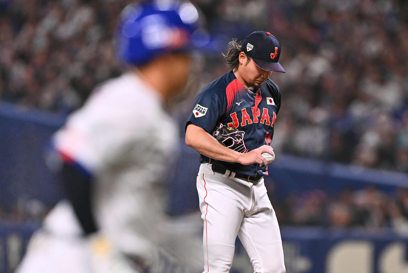 中日対日本　3回裏中日無死、辻本（手前）にソロ本塁打を許す伊藤（撮影・滝沢徹郎）