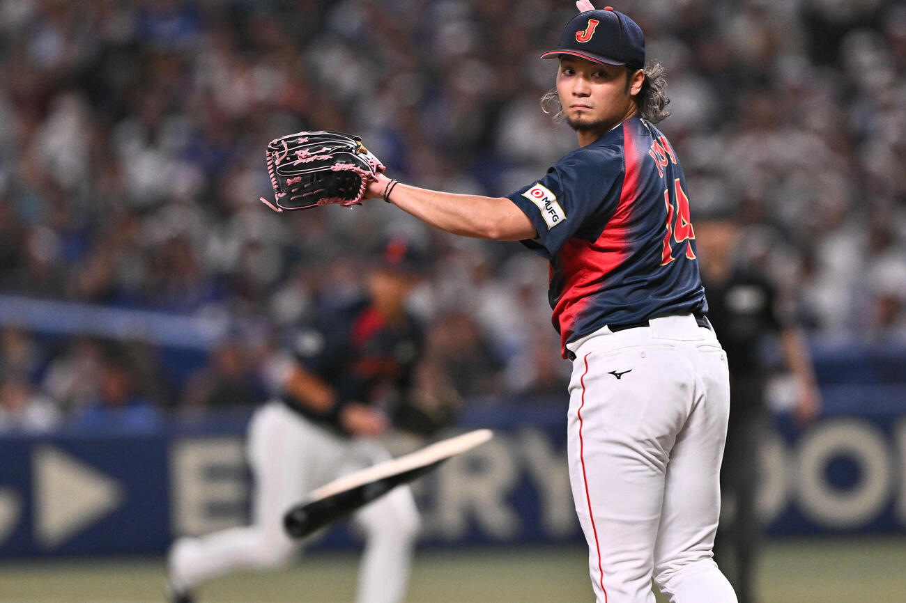 中日対日本　3回裏中日2死、打ち取ったサノーの折れたバットを見る伊藤（撮影・滝沢徹郎）