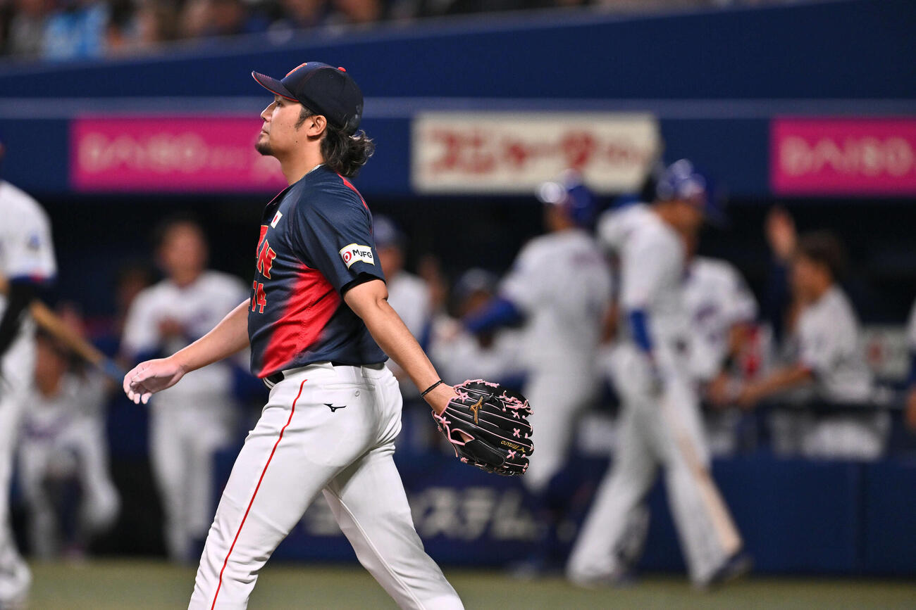 中日対日本　1回裏、失点を許す日本先発の伊藤（撮影・滝沢徹郎）