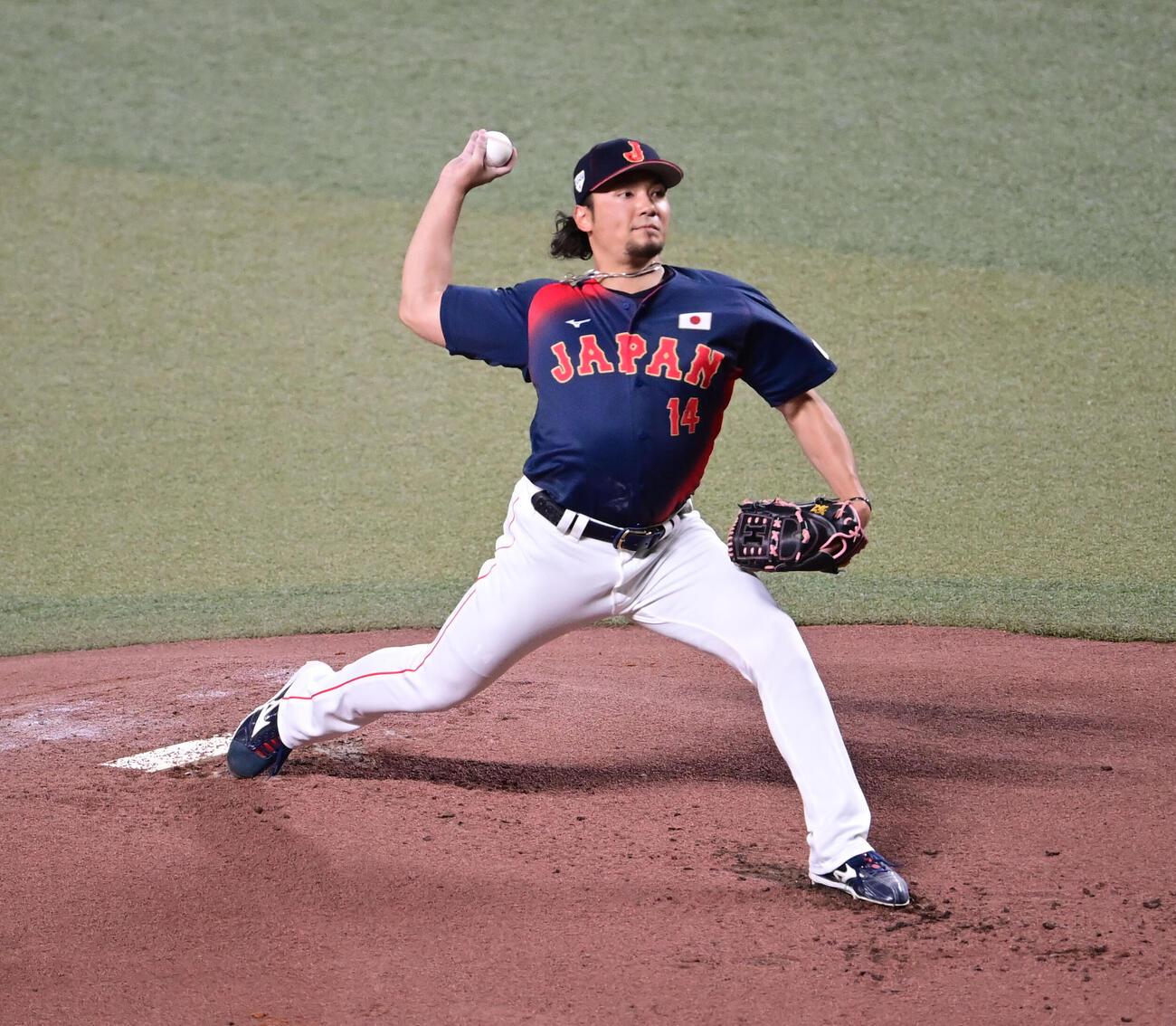 中日対日本　1回裏、登板する日本先発の伊藤（撮影・森本幸一）