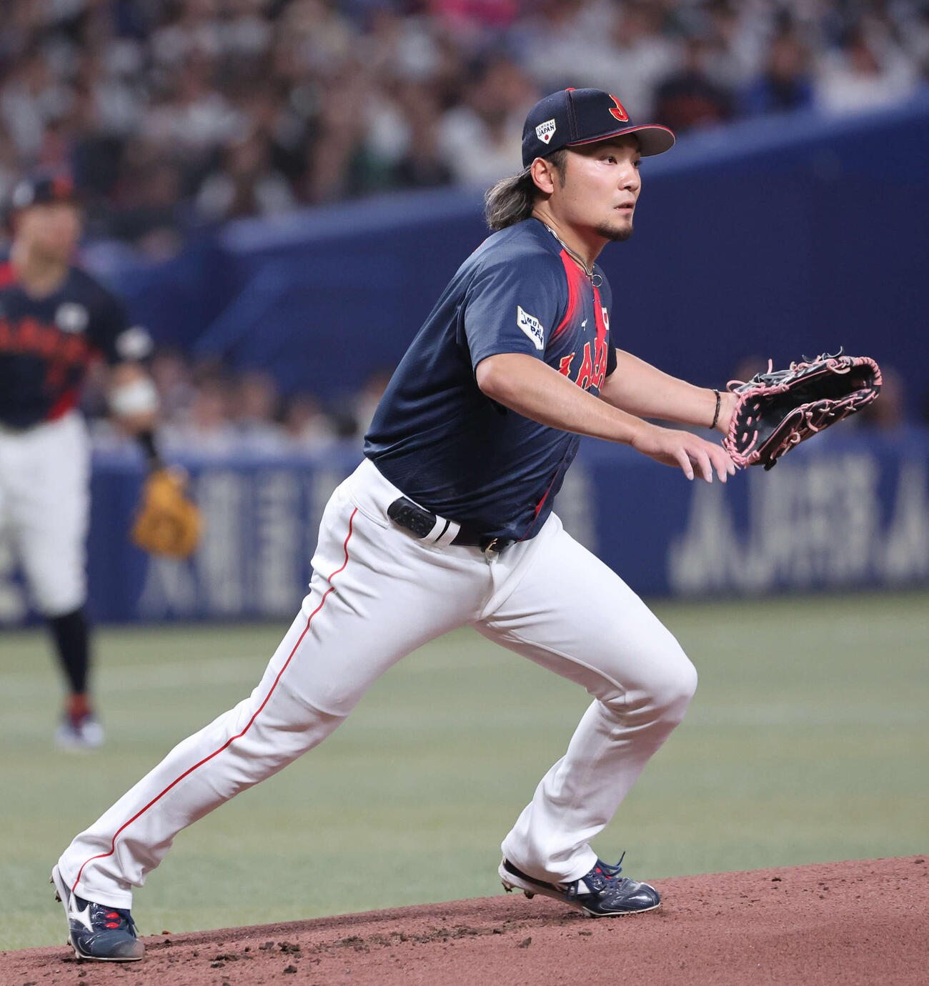 中日対日本　侍ジャパン先発の伊藤はベースカバーに走る（撮影・西尾就之）