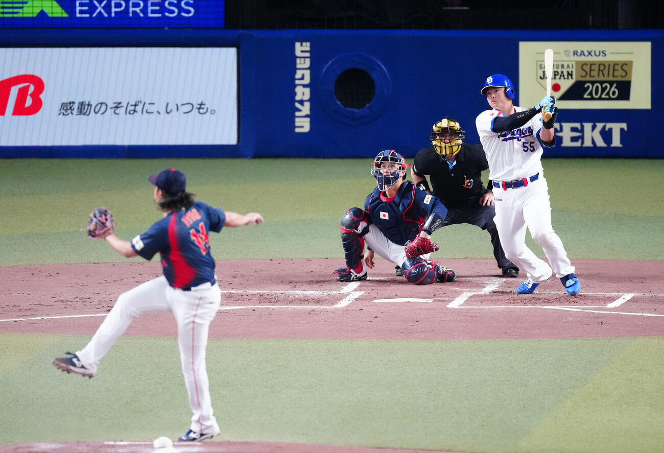 中日対日本　1回裏中日1死一、三塁、犠飛を放つ細川。投手伊藤（撮影・垰建太）