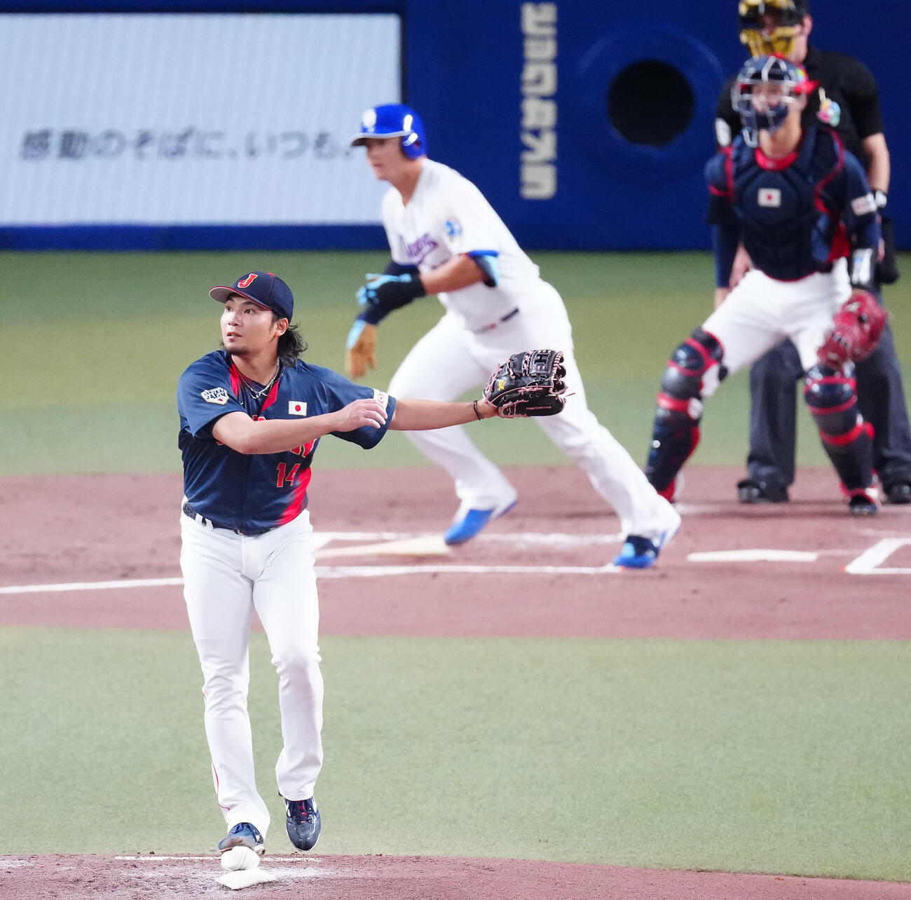 中日対日本　1回裏中日1死一、三塁、細川（後方）の犠飛で失点する伊藤（撮影・垰建太）
