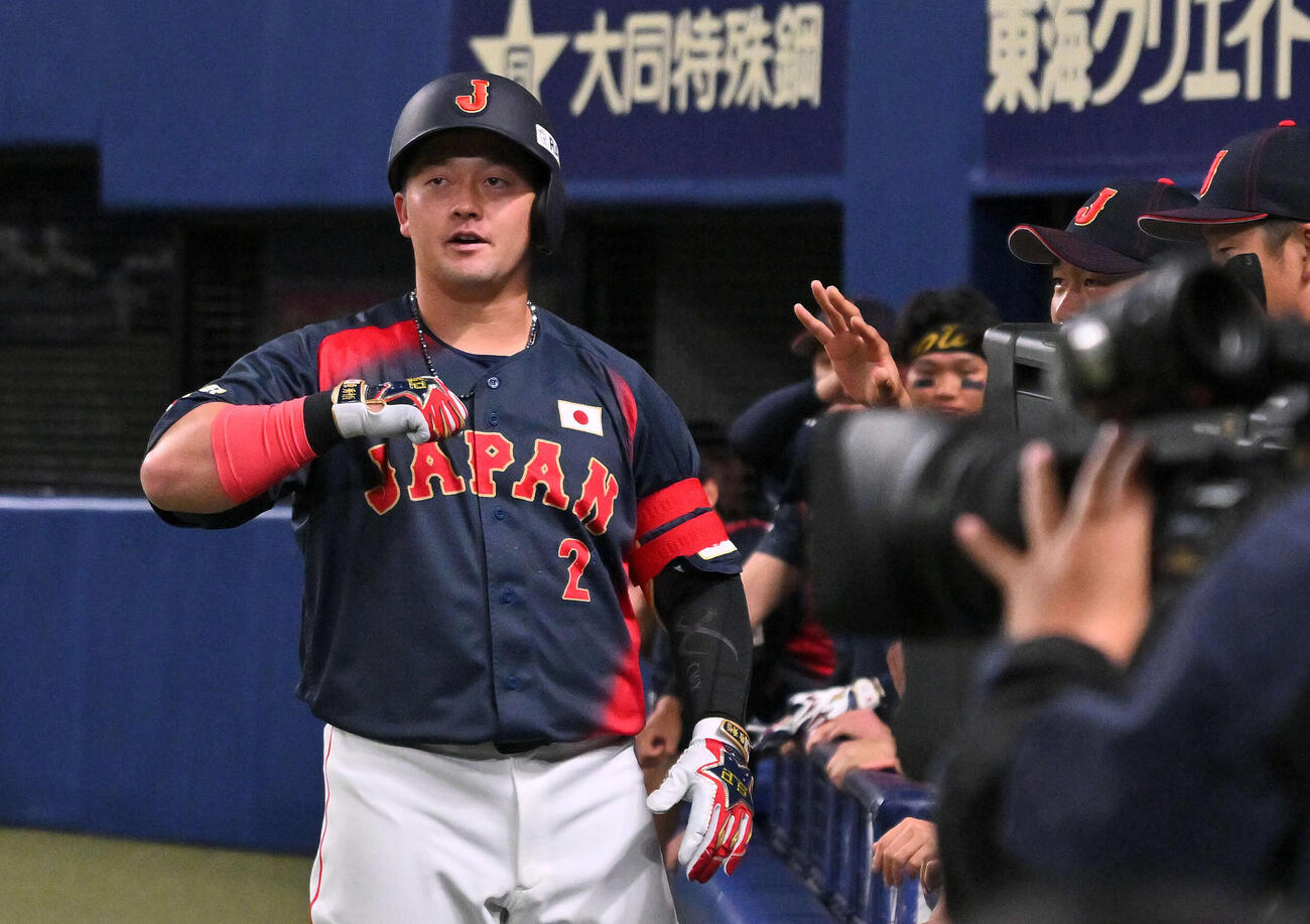 中日対日本　1回表日本2死、先制ソロ本塁打を放った牧（左）はポーズを決める（撮影・滝沢徹郎）