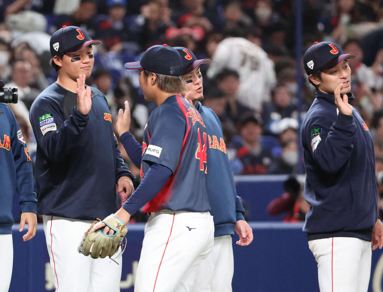 中日対日本　勝利を収め、ナインを出迎える森下（左）（撮影・西尾就之）