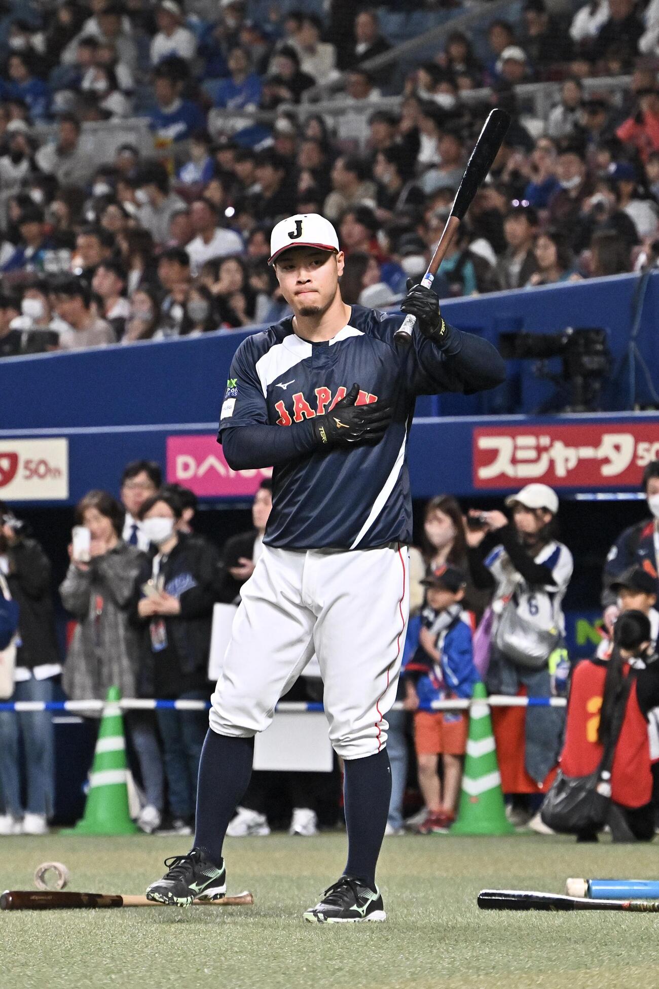 中日対日本　試合前練習に臨む佐藤（撮影・滝沢徹郎）