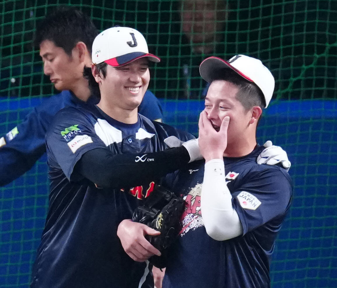 打撃練習前に牧（右）とじゃれ合う大谷（2026年2月27日撮影）